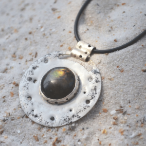 Hanger van zilver met Labradoriet en wit emaille