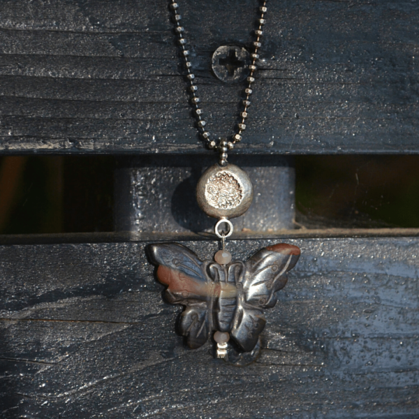Halssieraad van zilver met vlinder van Jaspis