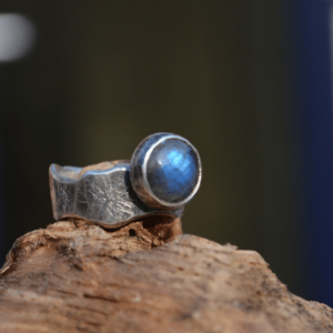 Ring Labradoriet met sterren in de ringband.